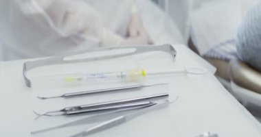 Üzerinde diş aletleri olan bir dişçi masası hazırlandı.