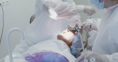 Modern bir klinikte diş tedavisi