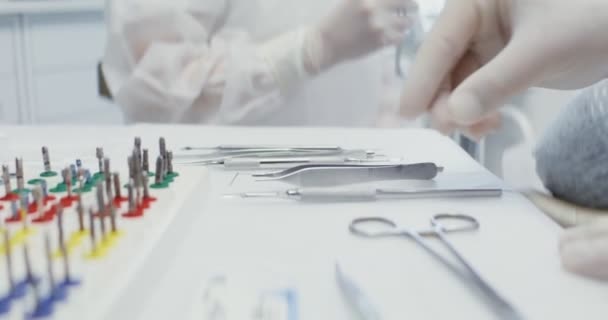 En tandlæge bord forberedt til arbejde med dental instrumenter lagt ud på det – Stock-video
