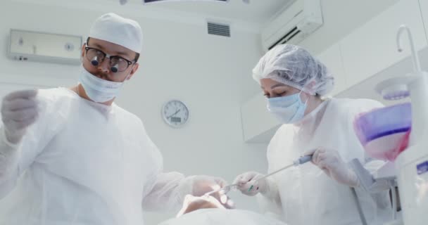 Tandheelkundige behandeling in een moderne medische kliniek — Stockvideo