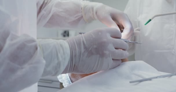 Tratamiento dental en una clínica médica moderna — Vídeos de Stock