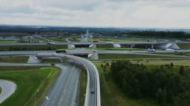 İHA 'dan video kaydı, yol kavşağının görüntüsü, hareket halindeki arabalar.