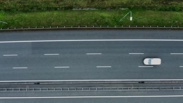 Videoaufnahmen von einer Drohne, Blick auf die Straßenkreuzung, an der Autos vorbeifahren — Stockvideo