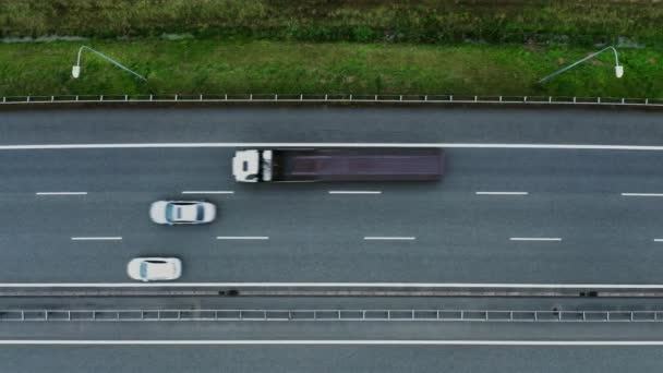 Video filmen van een drone, zicht op de weg kruising met auto 's die langs het — Stockvideo