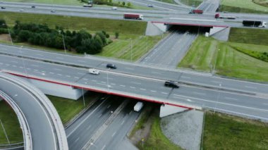 İHA 'dan video kaydı, yol kavşağının görüntüsü, hareket halindeki arabalar.