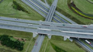 İHA 'dan video kaydı, yol kavşağının görüntüsü, hareket halindeki arabalar.