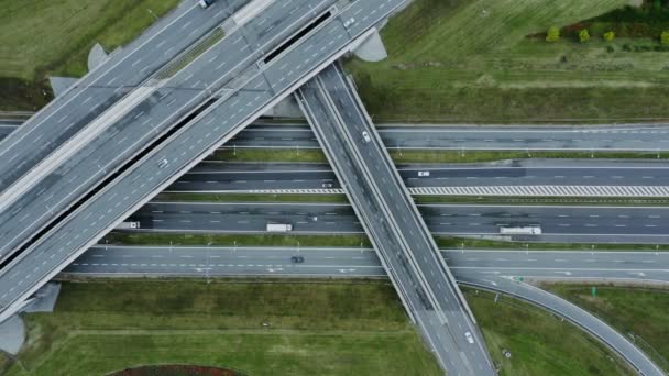 Videoaufnahmen von einer Drohne, Blick auf die Straßenkreuzung, an der Autos vorbeifahren — Stockvideo