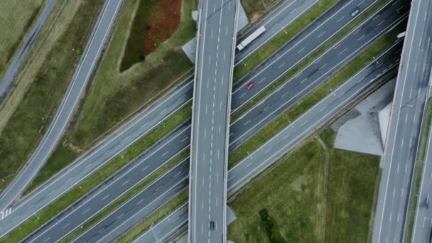 Videoaufnahmen von einer Drohne, Blick auf die Straßenkreuzung, an der Autos vorbeifahren — Stockvideo