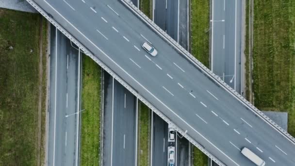 Відеозйомка безпілотника, вид на дорожній вузол з автомобілями, що рухаються вздовж нього — стокове відео