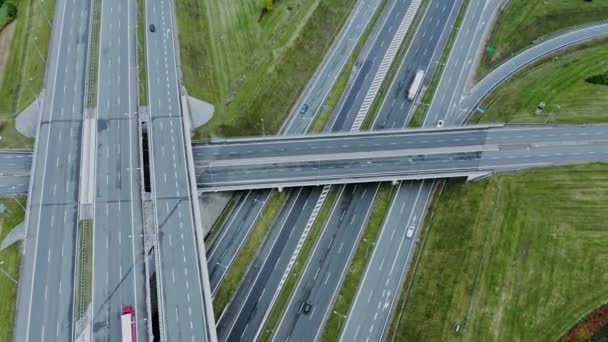 Videofelvétel egy drónról, az útkereszteződés látképe, amin autók haladnak végig. — Stock videók