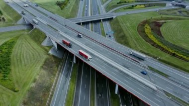 İHA 'dan video kaydı, yol kavşağının görüntüsü, hareket halindeki arabalar.