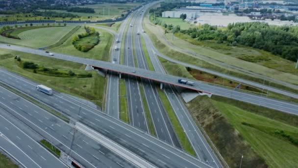 Filmación de vídeo desde un dron, vista del cruce de la carretera con los coches que se mueven a lo largo de ella — Vídeos de Stock