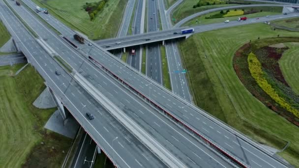 Відеозйомка безпілотника, вид на дорожній вузол з автомобілями, що рухаються вздовж нього — стокове відео