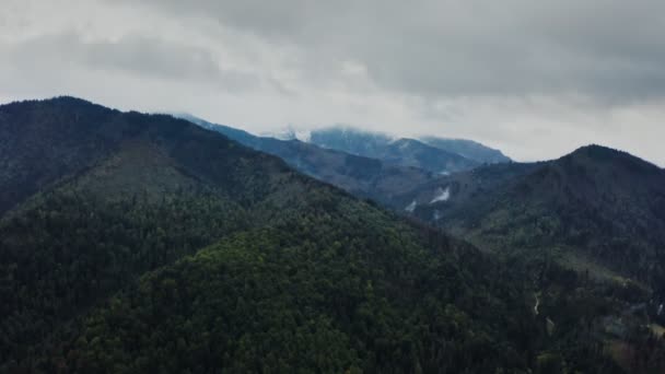 Вид на гірську долину з озером в низині біля підніжжя гір — стокове відео