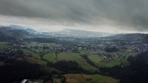 Vista do vale da montanha com a cidade em planície a pé de montanhas suavemente inclinadas — Vídeo de Stock