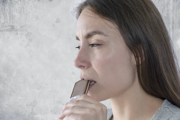 Gros Plan Une Femme Mangeant Une Barre Chocolatée Appréciant — Photo