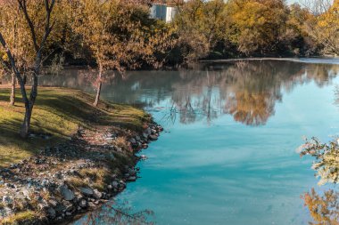 Ağaçları olan güzel mavi su nehri.