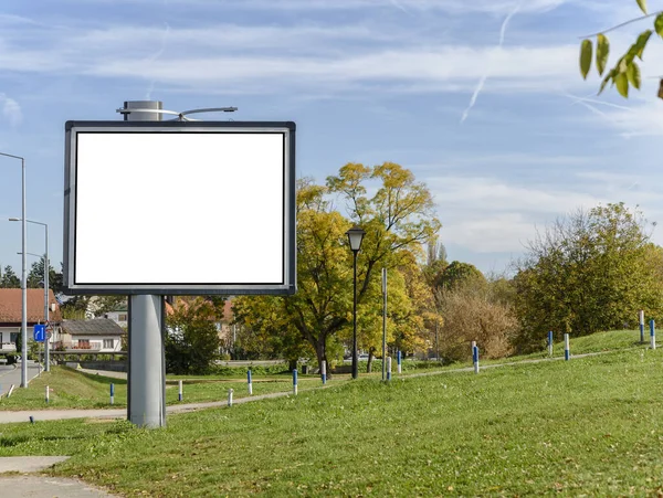 Duży Szary Billboard Zielonej Ulicy Hill City Road Zielony Trawnik — Zdjęcie stockowe