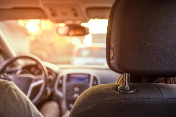 Asiento Trasero Hombre Conduciendo Coche Con Sol Destello Través Ventana —  Fotos de Stock