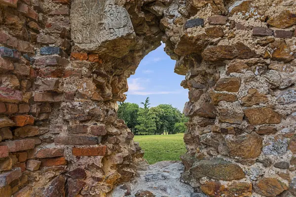 美丽的田野风景和一座被摧毁的古城堡的古老窗户 — 图库照片