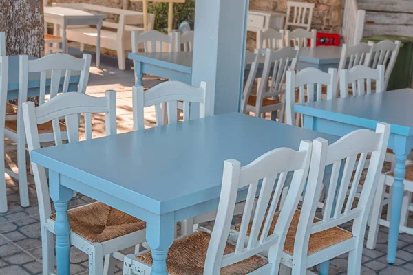 Mesa Azul Cadeiras Brancas Uma Taberna Típica Grécia — Fotografia de Stock