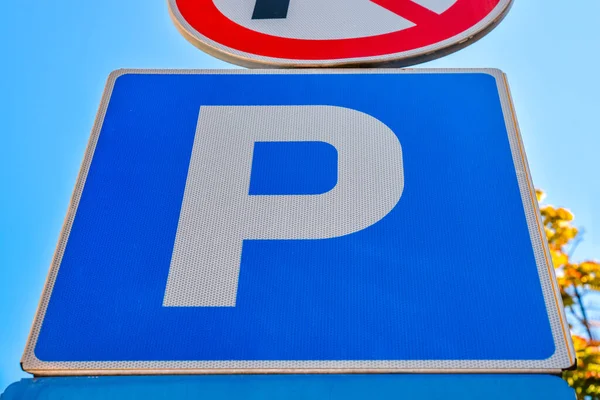 Blå Tecken För Gratis Parkering Med Himmel Bakgrund — Stockfoto