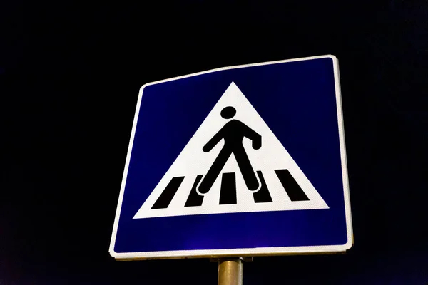 Синий Дорожный Знак Пешеходный Переход Темное Время Суток — стоковое фото
