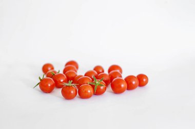 Beyaz zemin üzerine kırmızı taze kiraz domates
