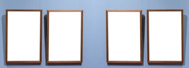 Galeri sol taraftaki iç mavi duvarda dört kare oluşturur.