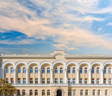 Eski sarı ofis binasının önü. 