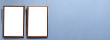 Galeri sol taraftaki iç mavi duvarda iki kare oluşturur.