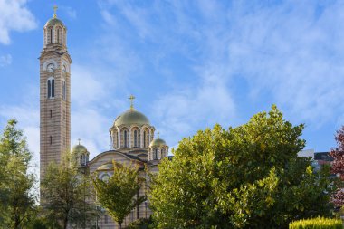 Banja Luka 'daki Kurtarıcı İsa Katedrali, parkın bir kısmıyla