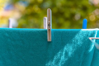 Renkli Çamaşırhane pimleri ve askı elbise kurutma Close-Up