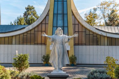 İsa 'nın heykelinin kilisenin bahçesinde Tanrı' nın sevgisinin bir sembolü olarak yakın plan