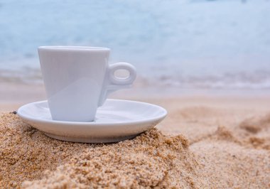 Kumsalda kahve fincanı var.