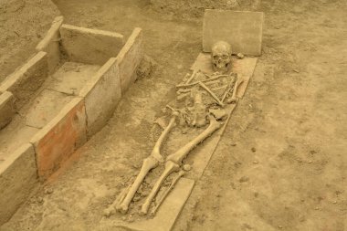 KOSTOLAC, SERBIA - 21 Temmuz 2019 Sırbistan 'da Tuna nehri yakınlarındaki Viminacium arkeoloji sahasındaki Romantik Mezarda Yakın İskelet, Kostolac