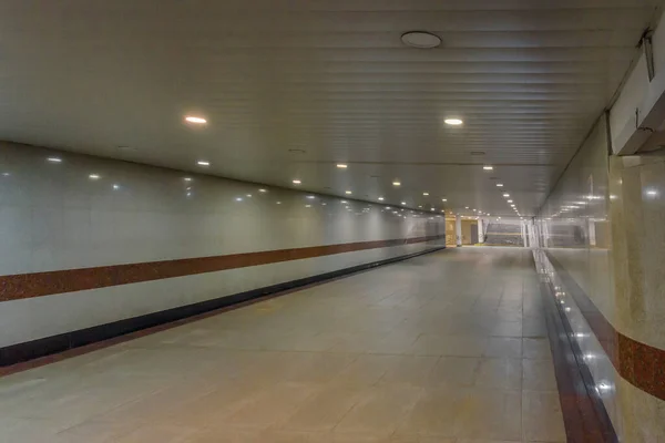 Pusty Podziemny Tunel Metra Dla Pasażerów — Zdjęcie stockowe