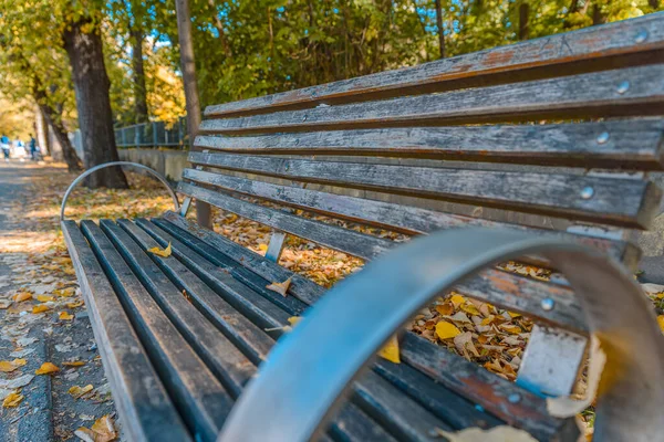 Close Uitzicht Houten Bank Met Metaal Straat Het Park — Stockfoto