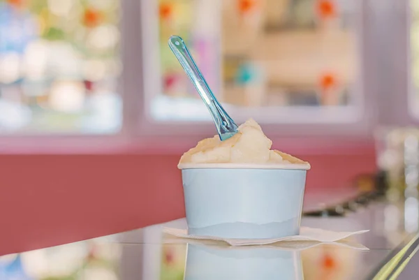 Coupe Crème Glacée Fruitée Versant Dans Magasin Photo De Stock