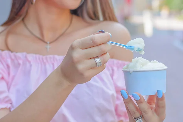 Chica Vestido Rosa Sosteniendo Cucharadas Helado Napolitano Taza Azul Fotos De Stock Sin Royalties Gratis