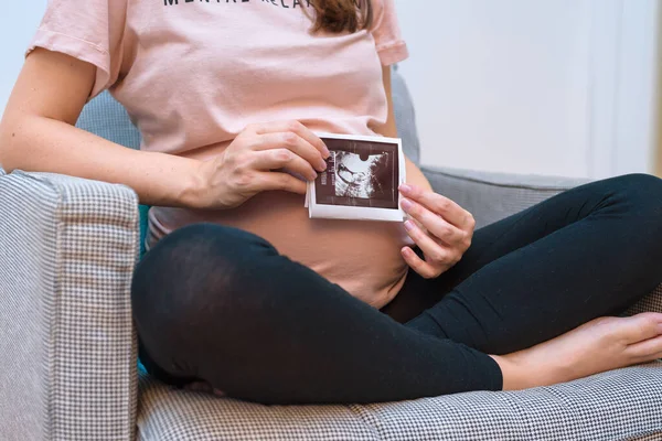 Feliz Hermosa Mujer Embarazada Sentada Sofá Manteniendo Mano Vientre Mostrando Fotos De Stock