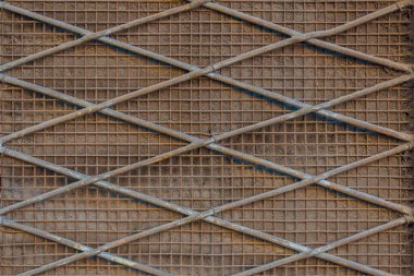 Paslı demir pencereli eski bir dış pencere. 