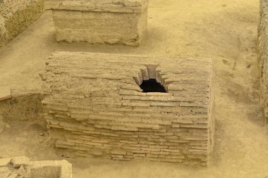 KOSTOLAC, SERBIA - 21 Temmuz 2019 Viminacium arkeoloji sahasında Sırbistan 'da Tuna nehri yakınlarındaki Romantik Mezar, Kostolac