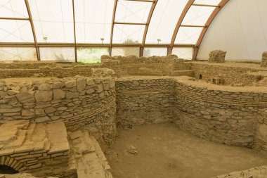 KOSTOLAC, SERBIA - 21 Temmuz 2019 Sırbistan 'ın Tuna nehri yakınlarındaki Viminacium arkeoloji sahasındaki büyük eski Roma hamamının küçük bir bölümü, Kostolac