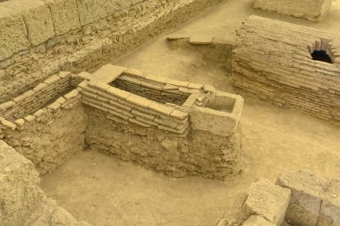 KOSTOLAC, SERBIA - 21 Temmuz 2019 Sırbistan 'da Tuna nehri yakınlarındaki Viminacium arkeoloji sahasında üç Roman Mezarı, Kostolac