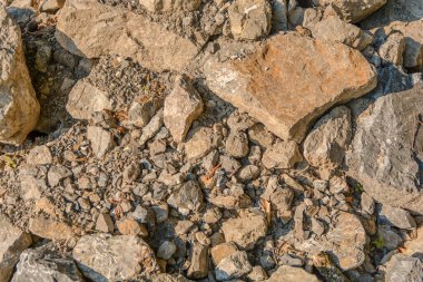 Büyük ve küçük boyutlarda çok sayıda kahverengi taşın doğal dokusu