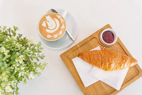 Kahveli ve kruvasanlı kahve. Gri arka planda çok lezzetli. 