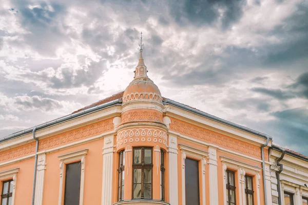 Orangefarbenes Gebäude Mit Kuppel Und Bewölktem Himmel — Stockfoto