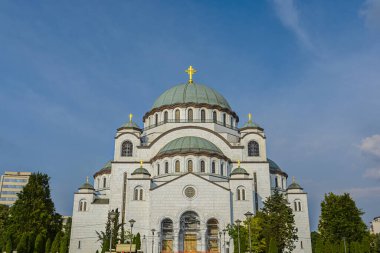 Sırbistan 'ın başkenti Belgrad' da mavi bulutlu gökyüzü ile Aziz Sava Hıristiyan kategorisi