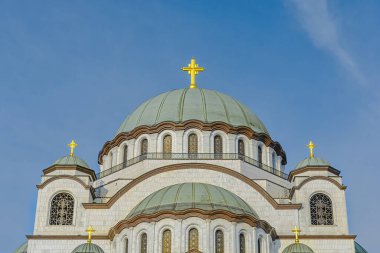 Belgrad 'ın başkentinde mavi bulutlu gökyüzü ile Aziz Sava Hristiyan kategorisi